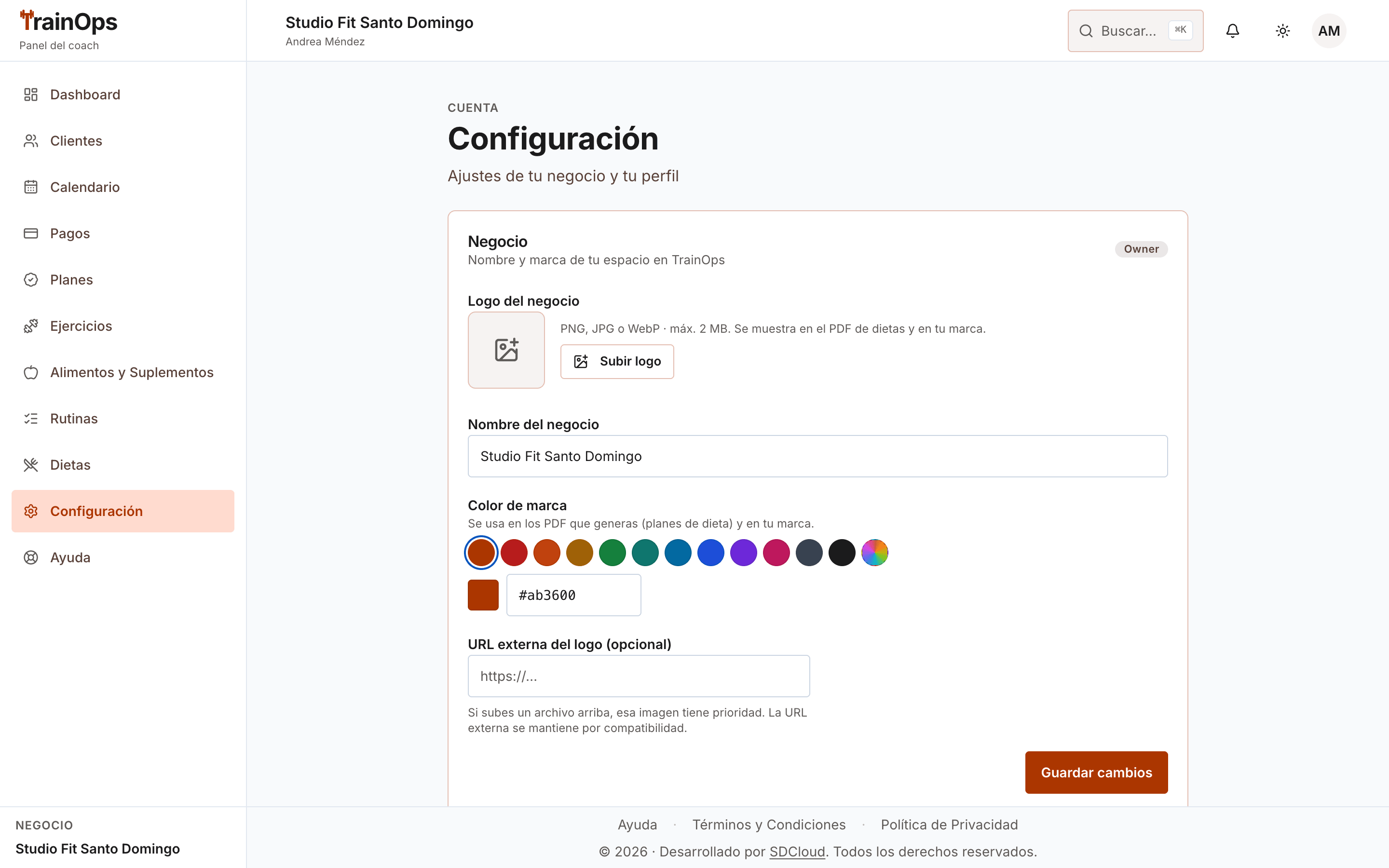 Configuración del negocio en TrainOps: logo, nombre, color de marca y sucursales