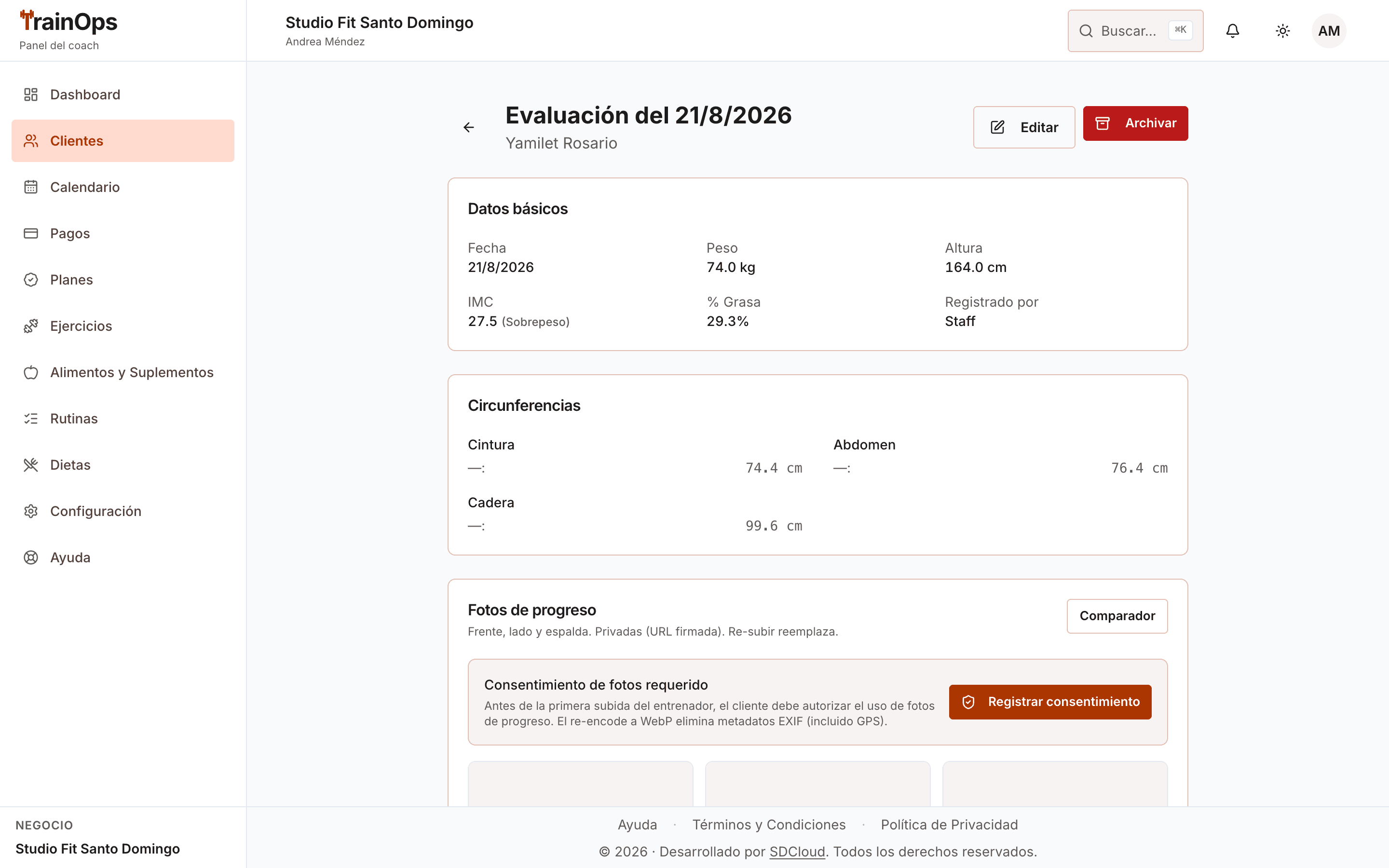 Detalle de una evaluación física con peso, IMC, porcentaje de grasa y circunferencias