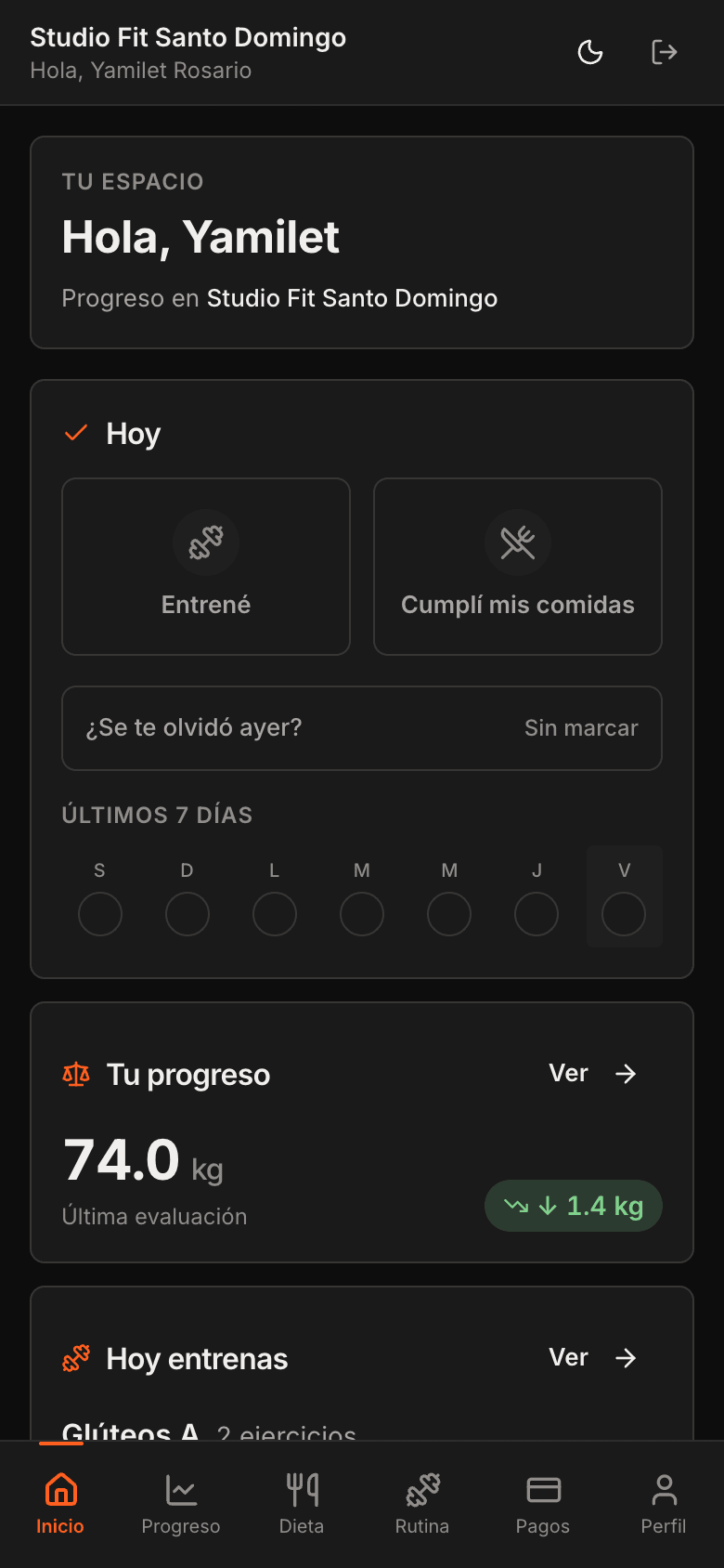 Portal del cliente con el logo del estudio, su peso actual, próxima rutina, dieta activa y estado de pagos