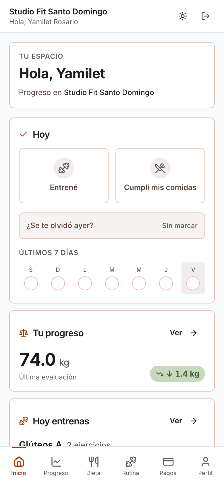 Portal del cliente con el logo del estudio, su peso actual, próxima rutina, dieta activa y estado de pagos